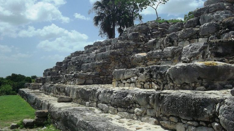 IZAMAL Y ZONA ARQUEOLÓGICA DE CHICHÉN ITZÁ CON LUZ Y SONIDO DESDE MÉRIDA
