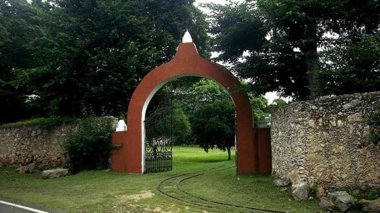 SOTUTA DE PEÓN Y CENOTE DESDE MÉRIDA