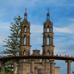 CIUDAD ENTRE CERROS “TEPIC Y SUS ALREDEDORES”