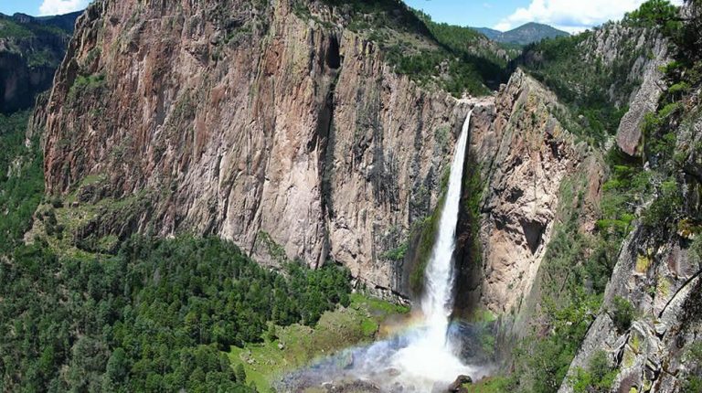 CASCADA DE BASASEACHIC DESDE CREEL