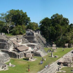 ZONA ARQUEOLÓGICA DE TIKAL DESDE CHETUMAL