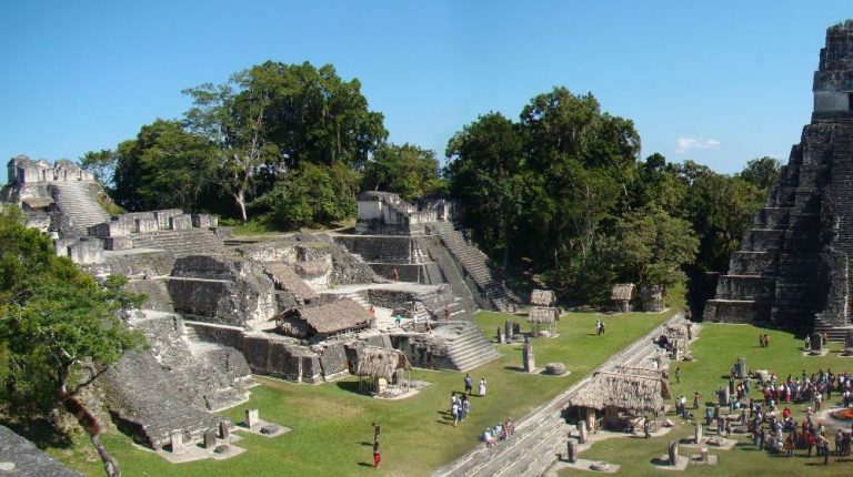 ZONA ARQUEOLÓGICA DE TIKAL DESDE CHETUMAL
