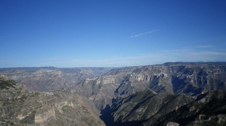 BARRANCAS DEL COBRE CON EL FUERTE “CIUDAD AMURALLADA”